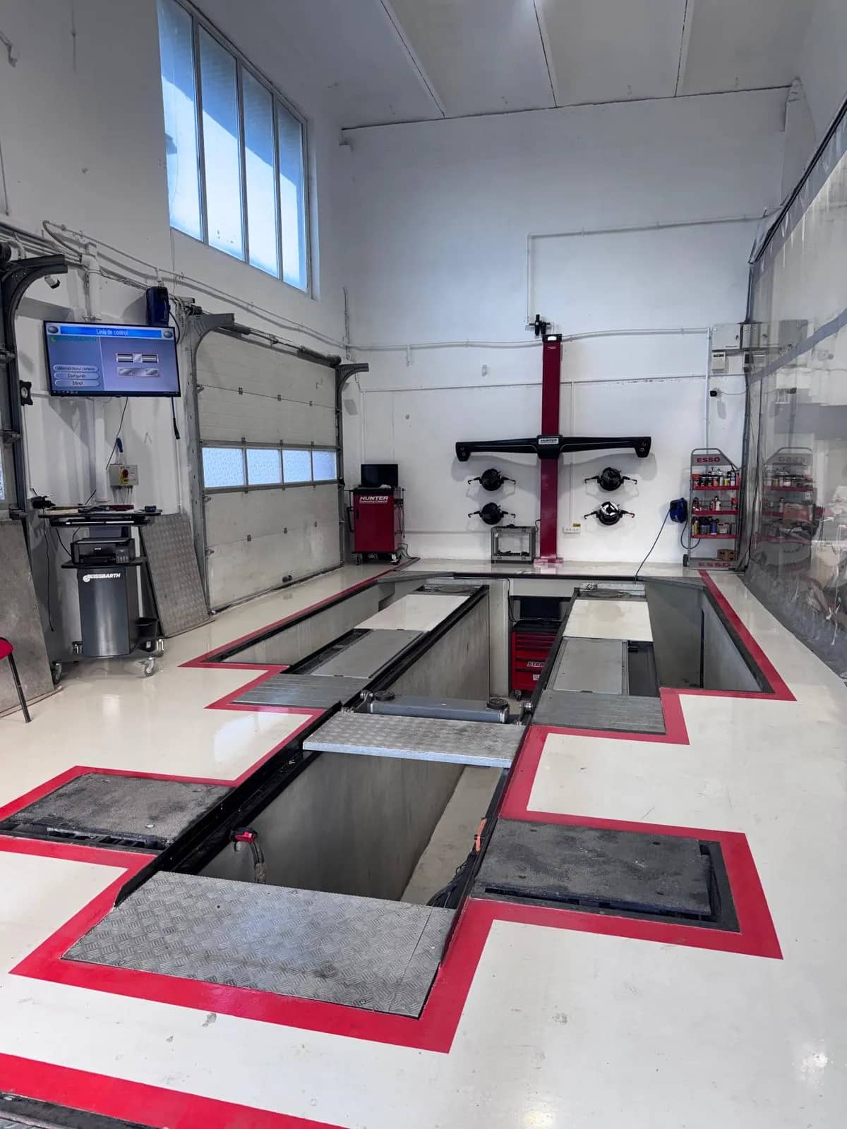 Postul de geometrie HUNTER 3D, cu plăcile metalice în pardoseală și marcaj roșu, în hala din Timișoara
