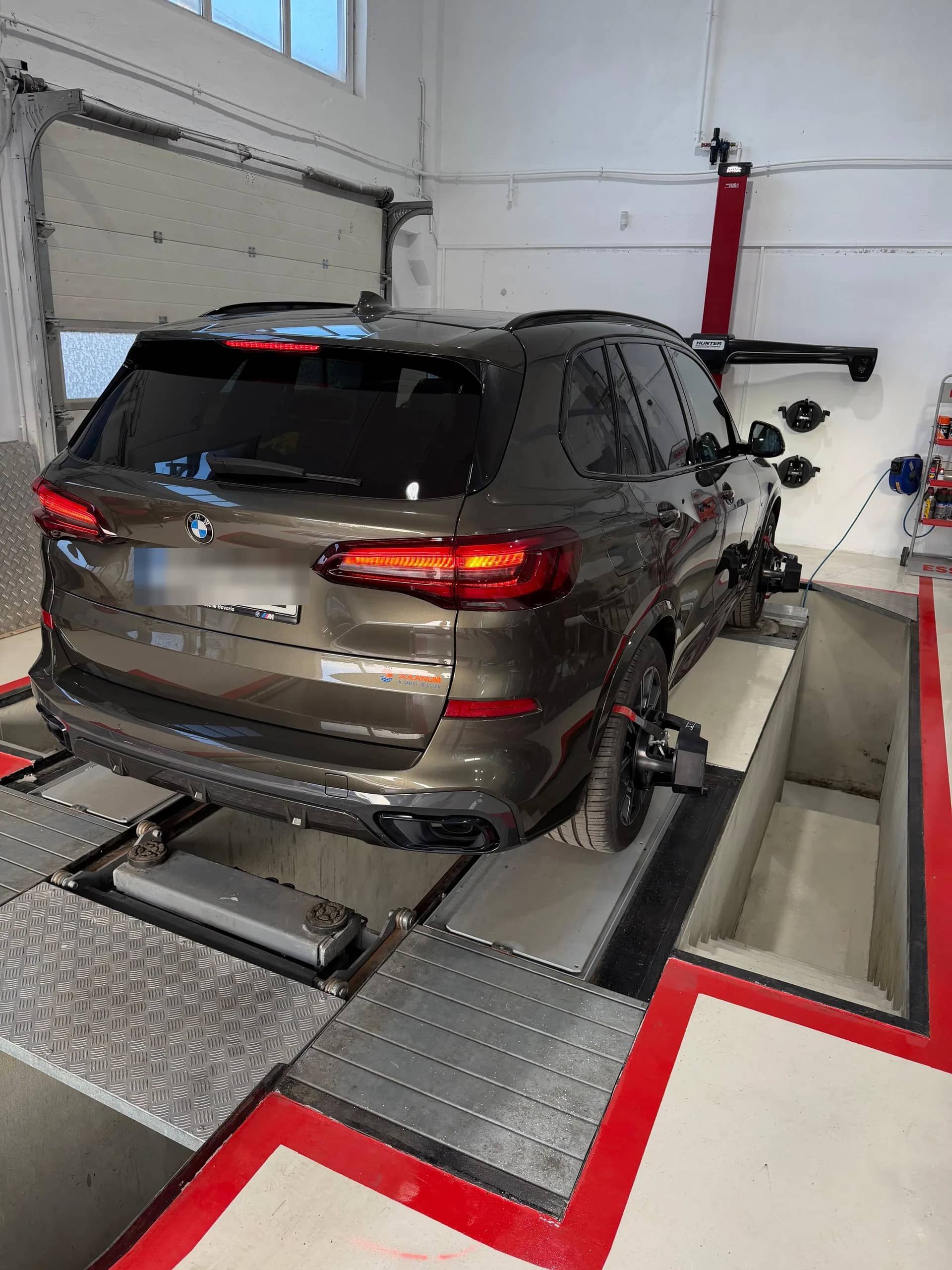 Post geometrie roți Hunter 3D, cu țintele montate pe roțile unui BMW X5