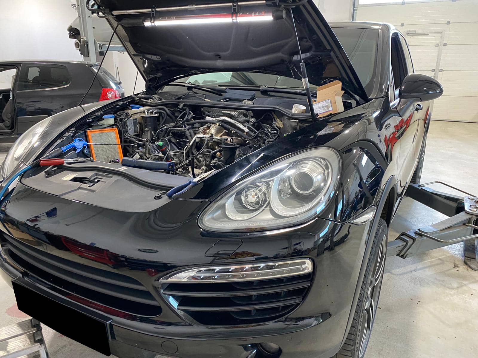 SUV cu capota deschisă pe postul de diagnoză din atelierul AUTODEMA