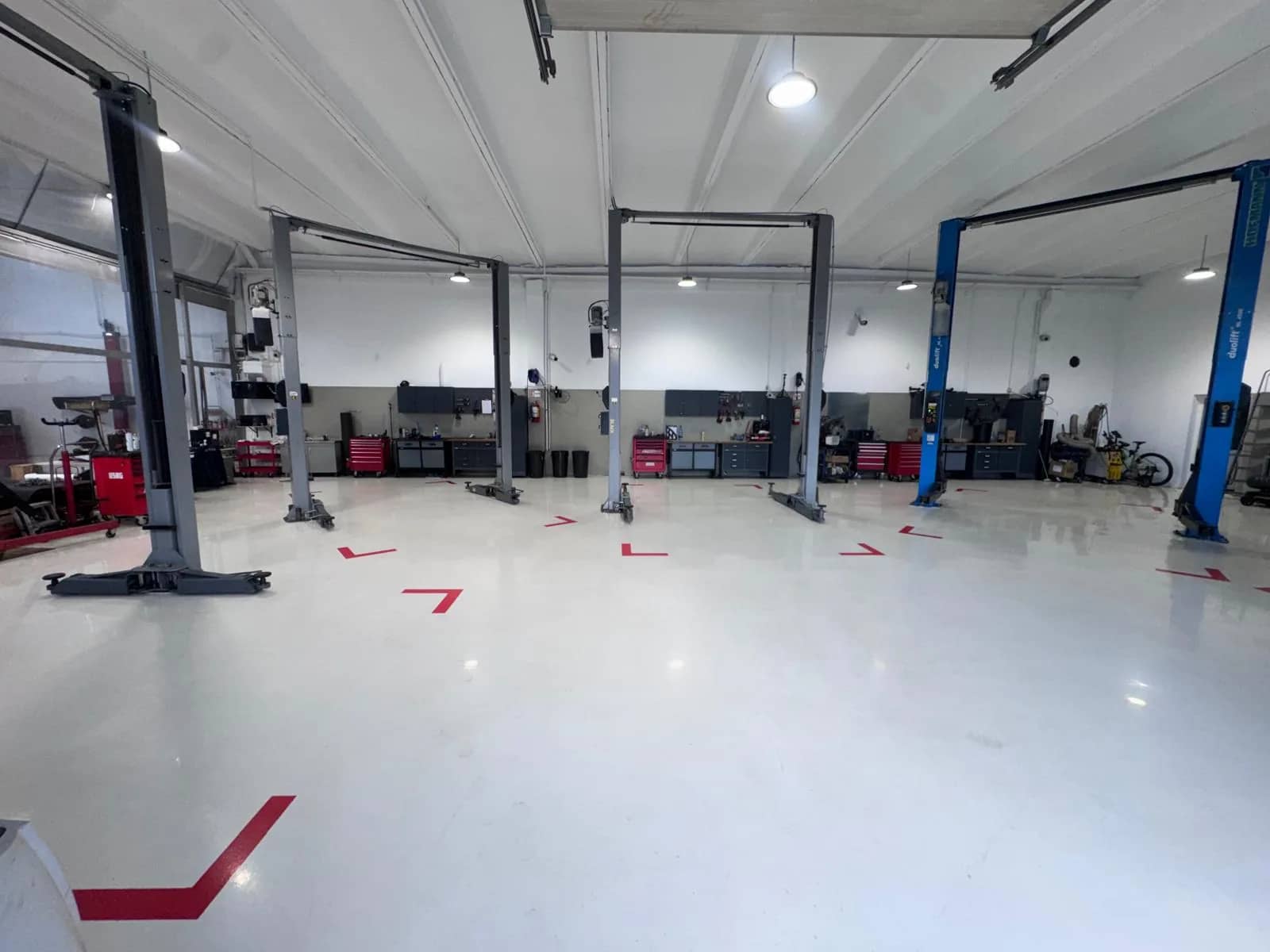 Vedere largă asupra halei AUTODEMA din Timișoara, cu patru elevatoare
